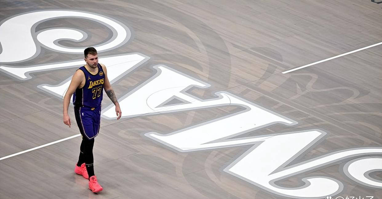 AYX-科维托娃迎来十五赛季出色发挥，独行侠观众热烈欢呼！