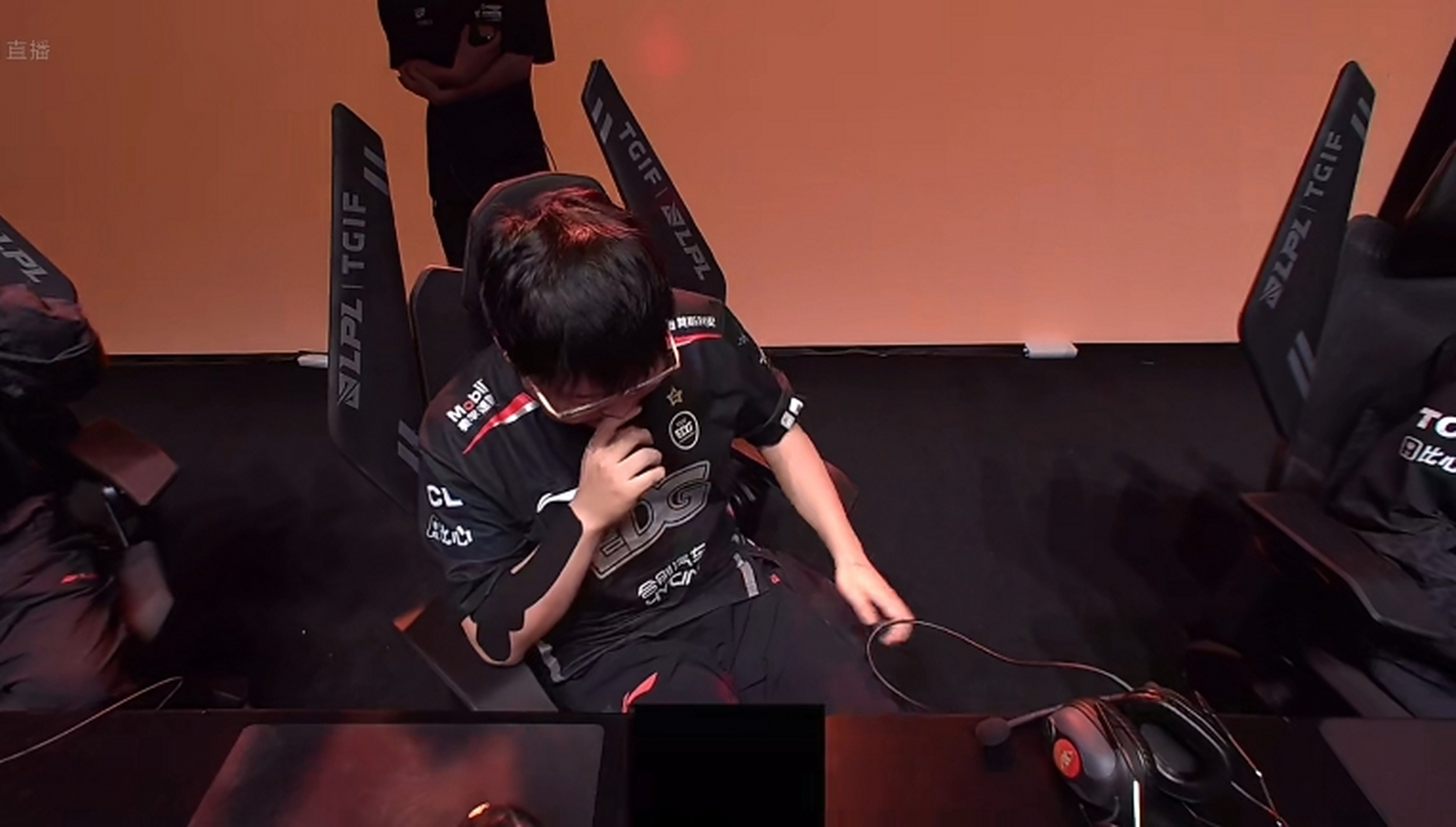 AYX-包含Uzi迎来十二赛季高光表现，FPX球迷沸腾！的词条