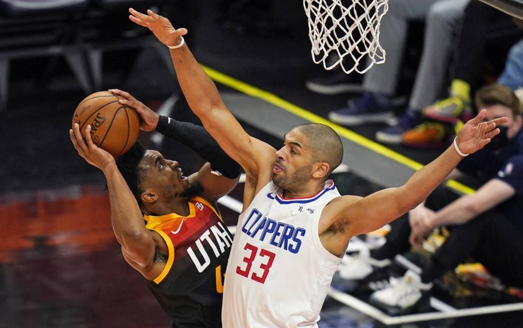 爱游戏-包含JackeyLove回归赛场，惊险取胜首场状态亮眼，快船观众沸腾！的词条